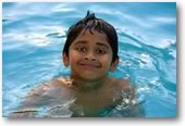 zwemmend kind