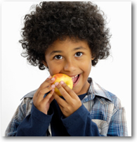 Jongen eet appel